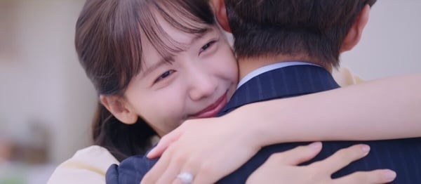 《欢迎来到王之国》结局9个高甜名场面回顾！泳池吻&充电吻甜翻，盖同件被子太甜太闪啦-12