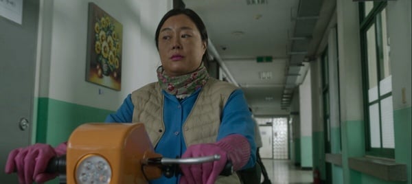 《超异能族》最新剧情细节彩蛋！公交神秘男会飞，行动电源藏玄机，打扫阿姨身份是她-9