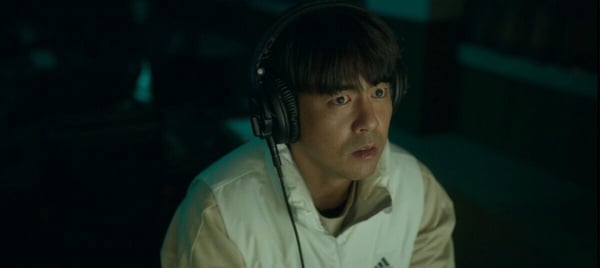 《超异能族》最新剧情细节彩蛋！公交神秘男会飞，行动电源藏玄机，打扫阿姨身份是她-12