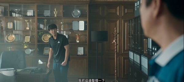 《超异能族》最新剧情细节彩蛋！公交神秘男会飞，行动电源藏玄机，打扫阿姨身份是她-13