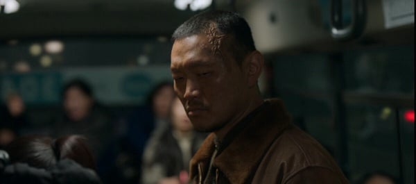 《超异能族》最新剧情细节彩蛋！公交神秘男会飞，行动电源藏玄机，打扫阿姨身份是她-4