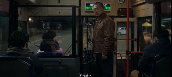 《超异能族》最新剧情细节彩蛋！公交神秘男会飞，行动电源藏玄机，打扫阿姨身份是她-1