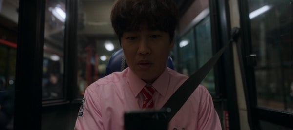 《超异能族》最新剧情细节彩蛋！公交神秘男会飞，行动电源藏玄机，打扫阿姨身份是她-3