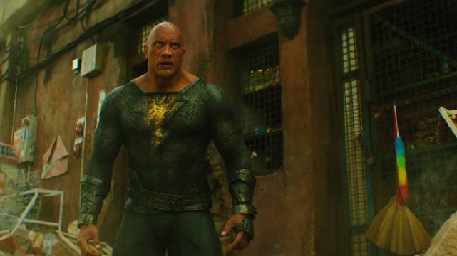 《黑亚当》10月全球上映电影预告曝光，多位DC超级英雄首登场