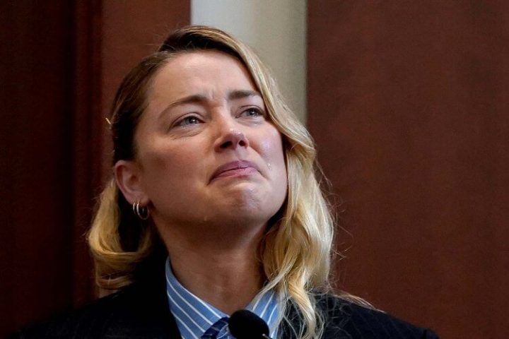 艾梅柏·希尔德站上证人席哭成泪人儿，指控约翰尼·德普以打她为乐！更是“超级控制狂”，曾强脱她内裤搜兴奋剂