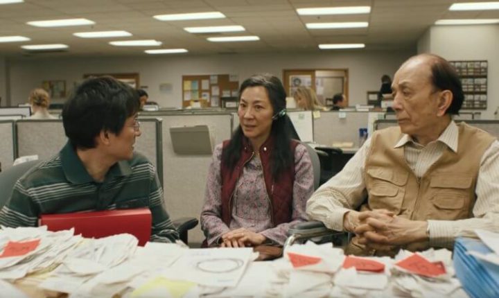 电影刚上映就成为影后热门人选！国际巨星杨紫琼落泪谈《瞬息全宇宙》：“终于有人能理解，我能做到所有的事情。”