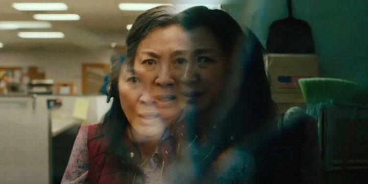 电影刚上映就成为影后热门人选！国际巨星杨紫琼落泪谈《瞬息全宇宙》：“终于有人能理解，我能做到所有的事情。”