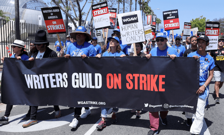 2023美国编剧大罢工：好莱坞巨头拒绝谈判—“拖下去，工会成员就会开始失去他们的房子”