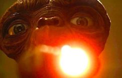《E.T.外星人》：一部无需续集的经典科幻电影缩略图