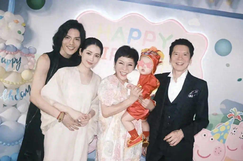 郭碧婷女儿近况曝光，精致公主风保护模样，不让步给弟弟
