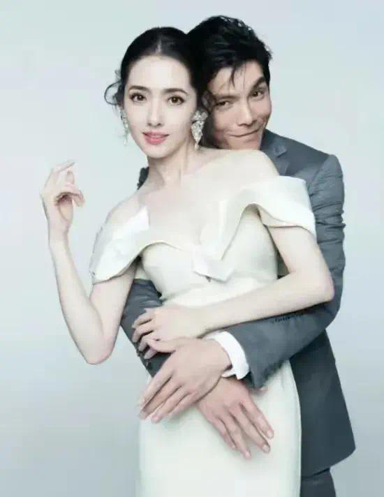 郭碧婷女儿近况曝光，精致公主风保护模样，不让步给弟弟