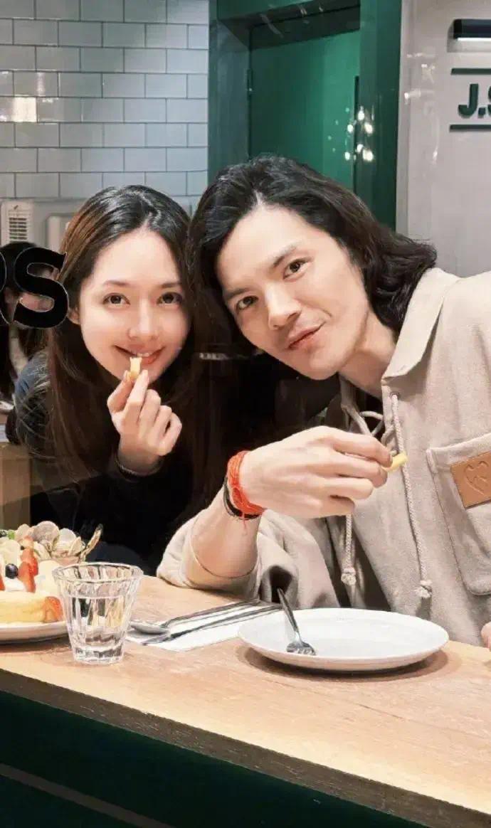 郭碧婷女儿近况曝光，精致公主风保护模样，不让步给弟弟