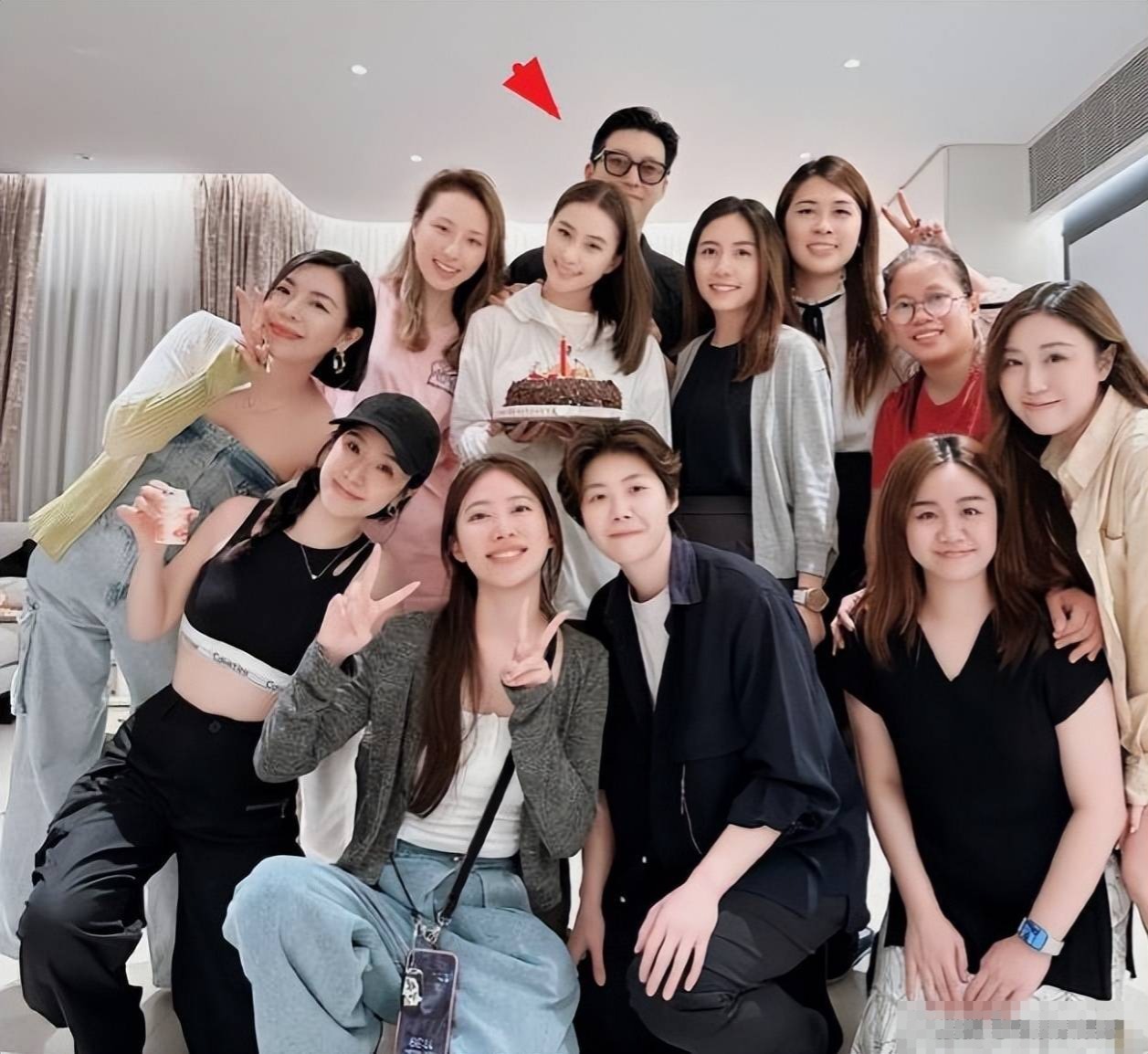 窦骁何超莲庆祝33岁生日，亲密互动消除婚变传闻