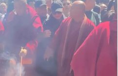 李连杰五台山露面，主持亲自接，显老态需人扶缩略图