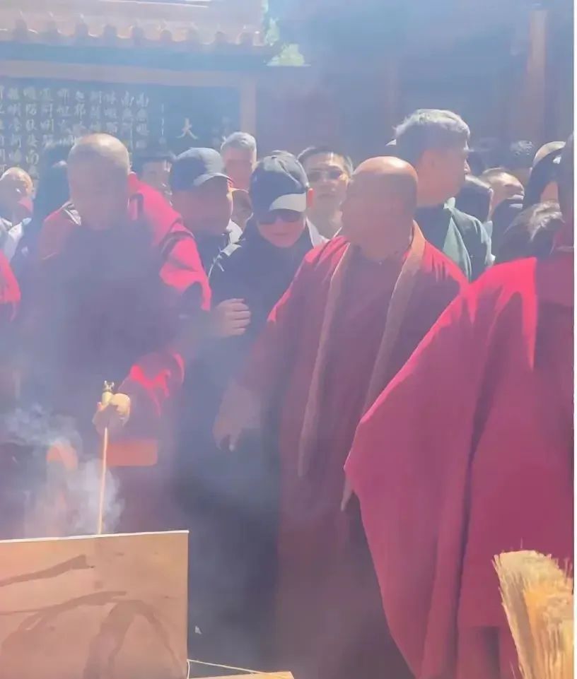 李连杰五台山露面，主持亲自接，显老态需人扶
