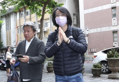 前F.I.R.主唱詹雯婷被告，陈建宁控告她诬陷，两人法庭对峙