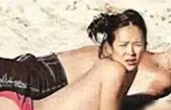 章子怡海边趣事：和外国男友叠罗汉，那些她做梦都想删的照片缩略图