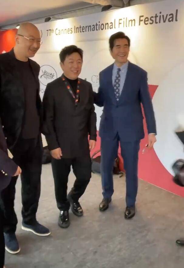 黄渤调侃费翔身高，想跑没跑掉，还被拉回来合影