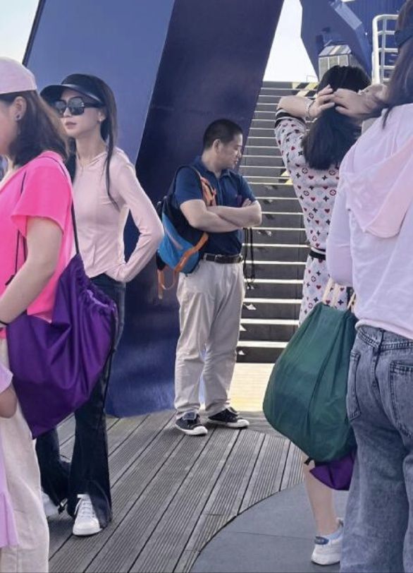 偶遇Angelababy和小海绵亲子游，满脸宠溺看儿子