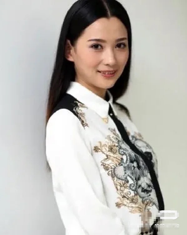 汪峰恋情新进展：小美女变身记！