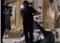 那英录节目摔了一跤，网友们惊呼：太疯狂了吧，那姐都快57岁了！居然还有人拍照不帮忙？缩略图