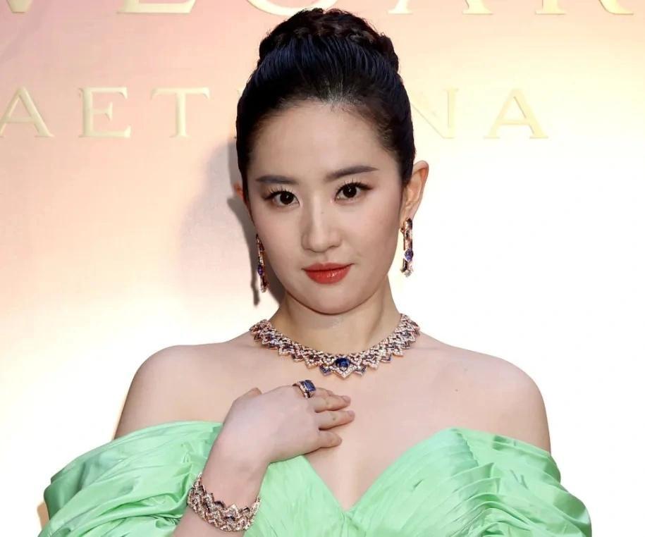 森星太狂妄，竟敢抢刘亦菲和舒淇的镜头，结果被主办方轰走了！