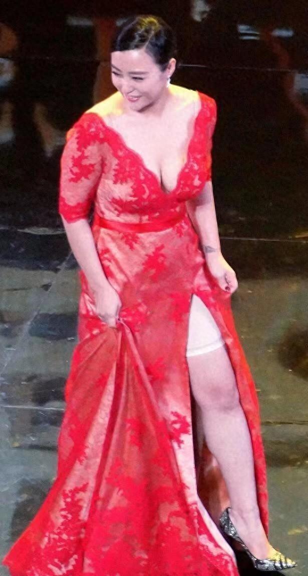 郝蕾微胖也能美翻天，一身红蕾丝裙太抢眼了！