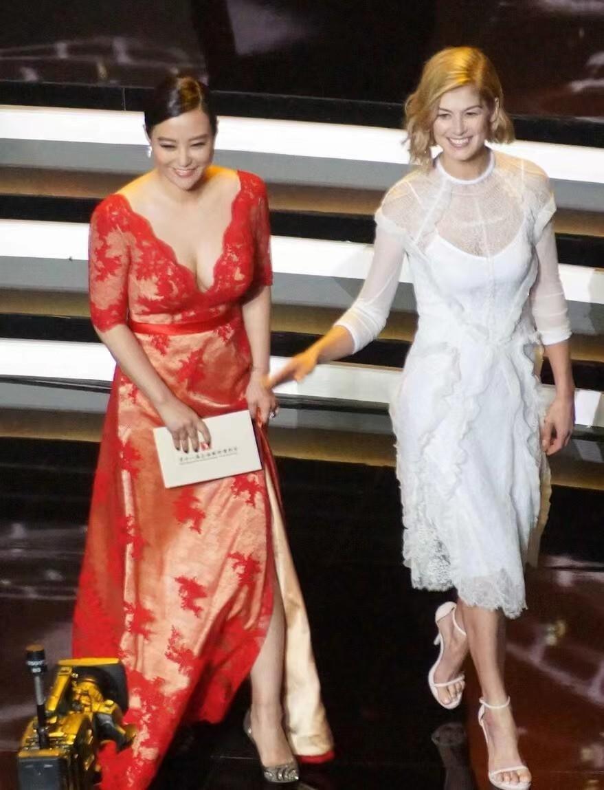 郝蕾微胖也能美翻天，一身红蕾丝裙太抢眼了！