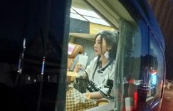 柳岩夜市摆地摊卖衣服，原图曝光颜值大跌，满脸高科技感！缩略图