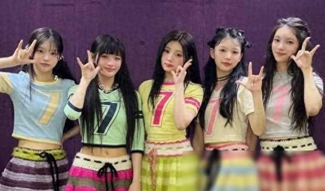女团穿透视裙引争议：未成年表演，舞台上尴尬难挡