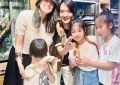 章子怡和孩子们逛宠物店，醒醒8岁好得意，4岁弟弟抱蛇真勇敢！缩略图