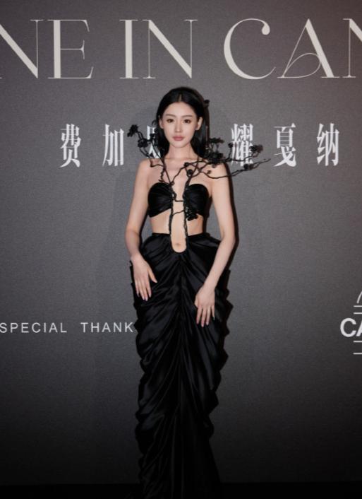 张天爱新造型大胆秀，内衣外搭还带性感开叉！