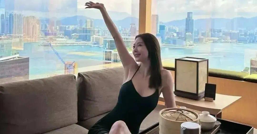 克拉拉38岁？穿黑丝吊带裙，身材依旧18岁！