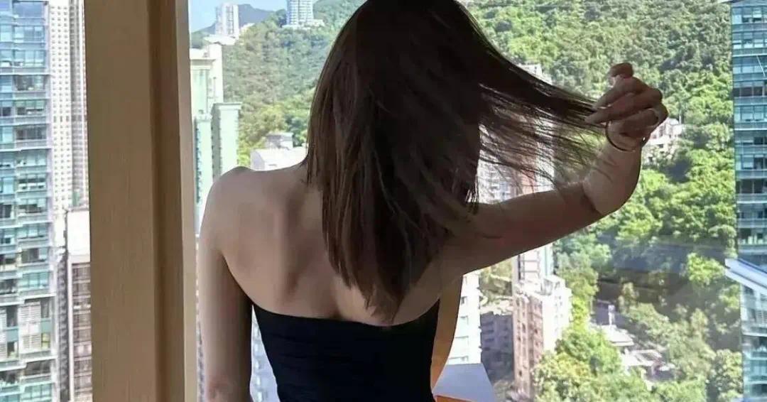 克拉拉38岁？穿黑丝吊带裙，身材依旧18岁！