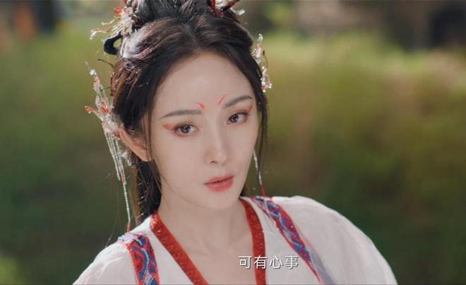 23岁的胡连馨，那双桃花眼真是美翻了！一眨眼一笑，满满的都是魅力