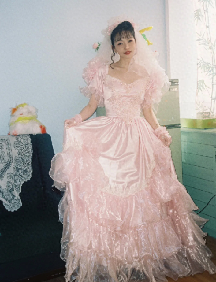 高晓松的前妻秀恩爱，结婚三周年快乐！婆婆美得不像话，俩人一起像姐妹俩！
