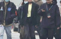 王菲女儿长沙亮相，酷黑西装搭配线帽，保镖列队护驾，气场全开！缩略图