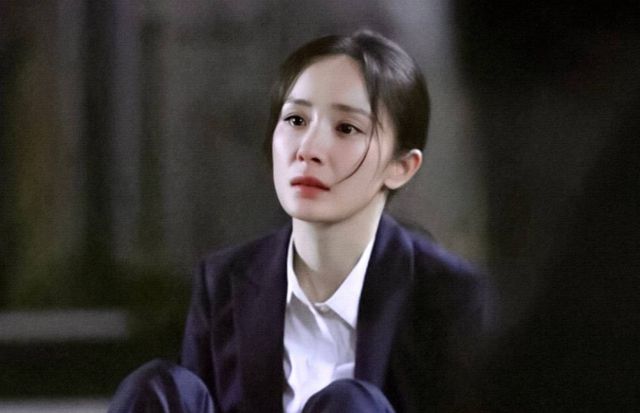 杨幂新剧又翻车了，一场吃鸡腿的戏，直接揭穿了她最后的小秘密