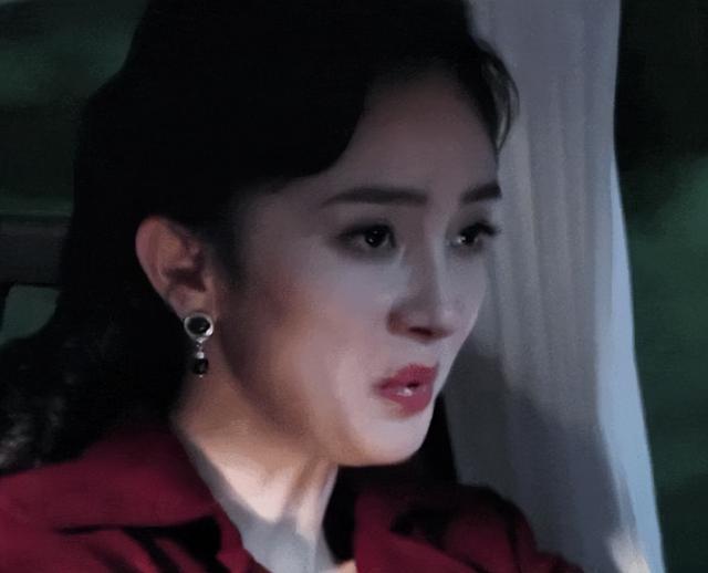 杨幂新剧又翻车了，一场吃鸡腿的戏，直接揭穿了她最后的小秘密