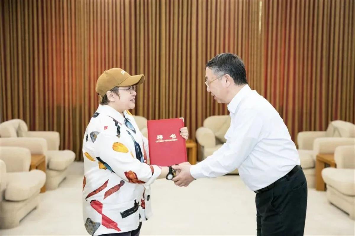韩红变身特聘教授，胡海泉当上院长，这些《歌手》明星都在大学里教书呢！