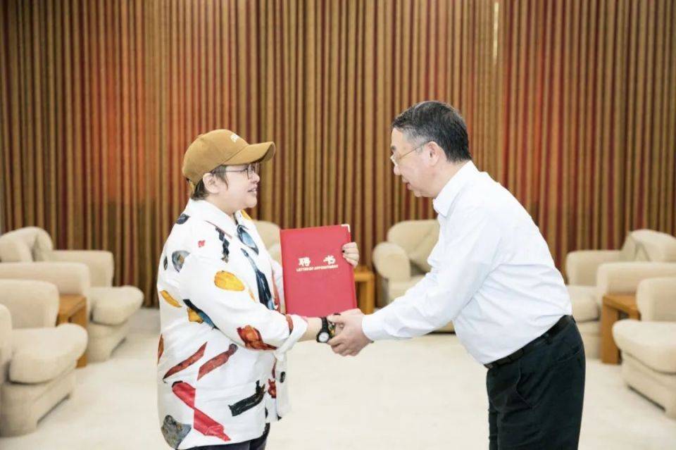 韩红当上教授了！上海视觉艺术学院特聘她为教授