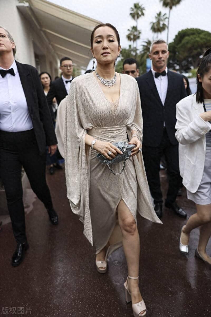 巩俐亮相戛纳，礼服背后的真实：颈纹和脸颊凹陷一览无余