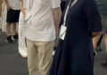 冯导带家人逛展览，18岁女儿徐朵穿露脐装超潮，和爸爸关系超好！缩略图