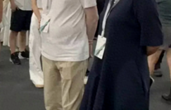 冯导带家人逛展览，18岁女儿徐朵穿露脐装超潮，和爸爸关系超好！缩略图
