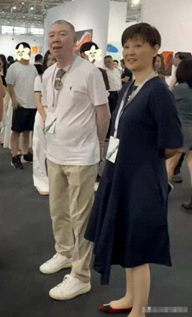 冯导带家人逛展览，18岁女儿徐朵穿露脐装超潮，和爸爸关系超好！