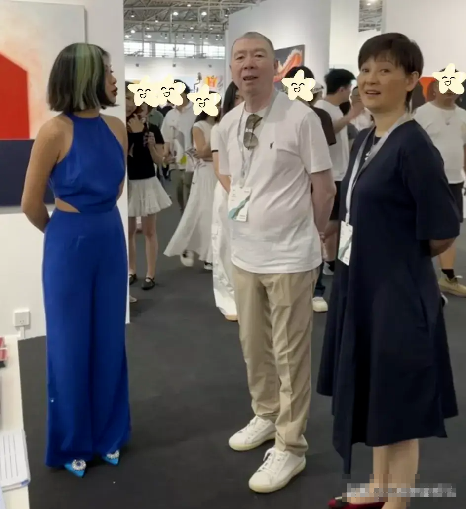 冯导带家人逛展览，18岁女儿徐朵穿露脐装超潮，和爸爸关系超好！