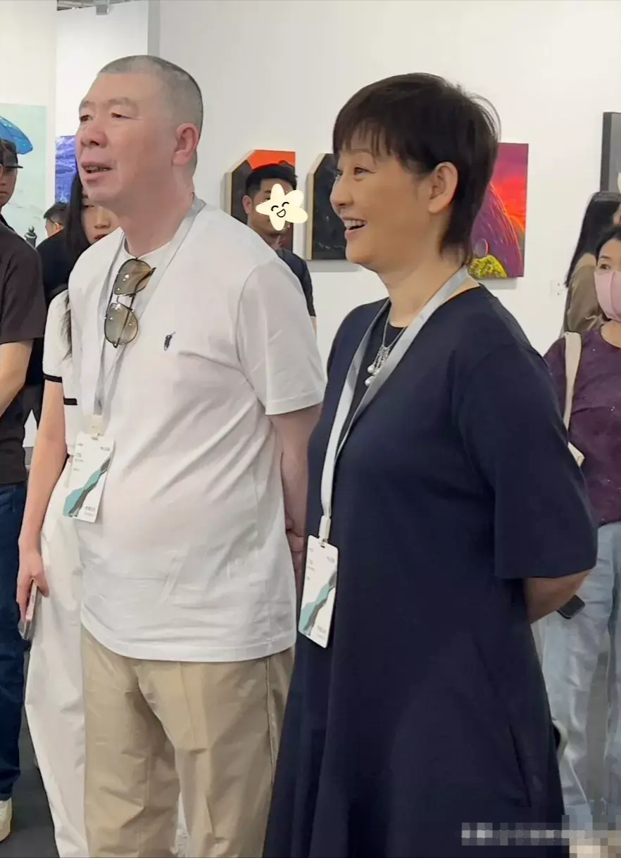 冯导带家人逛展览，18岁女儿徐朵穿露脐装超潮，和爸爸关系超好！