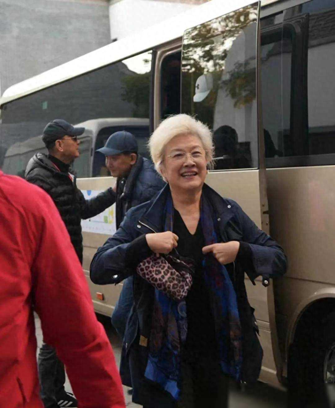 宋春丽银发显岁月痕迹，比75岁的王馥荔年轻两岁！王馥荔依旧光彩照人！
