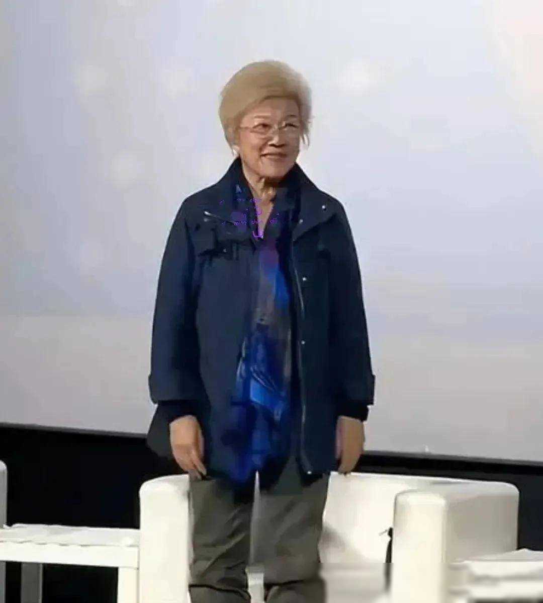 宋春丽银发显岁月痕迹，比75岁的王馥荔年轻两岁！王馥荔依旧光彩照人！