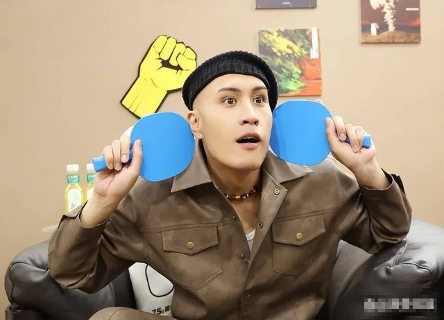 《歌手》风波：黄宣言引热议，官微遭粉丝围攻，呼吁退赛声浪高涨